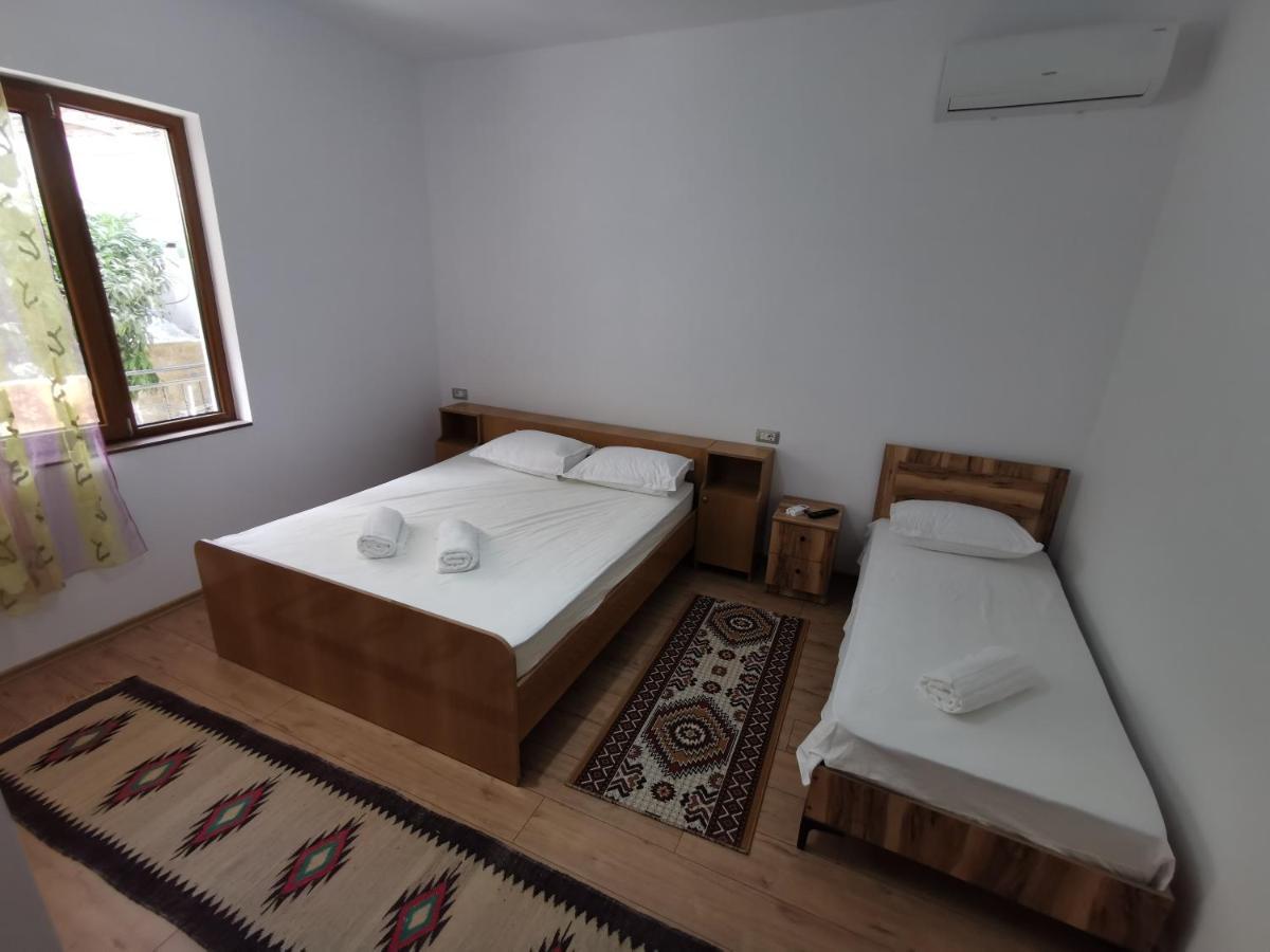 Bujtina Valgent Bed & Breakfast เบราท ภายนอก รูปภาพ