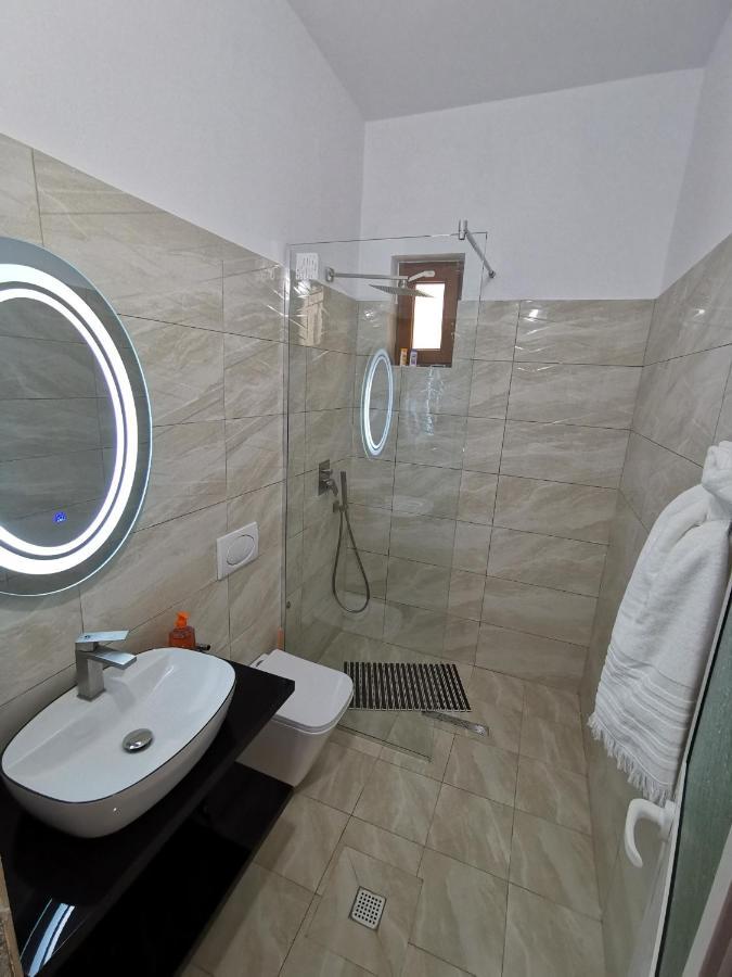 Bujtina Valgent Bed & Breakfast เบราท ภายนอก รูปภาพ